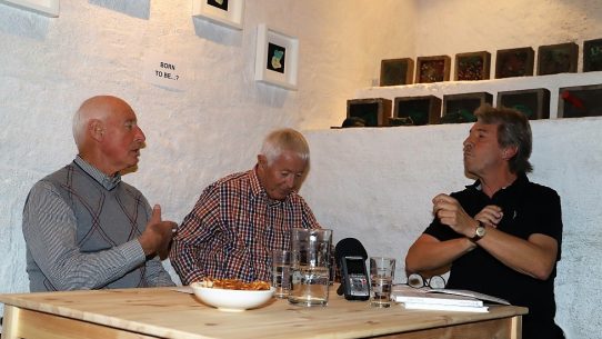 Wilhelm Zimmermann und Siegfried Köll im Gespräch mit Erich Ledersberger. (Foto: Knut Kuckel)